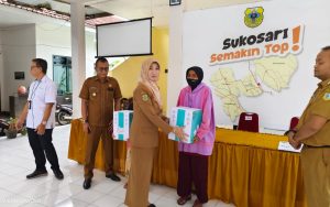 Pemkab Bondowoso Serahkan Santunan Kematian BPJS Ketenagakerjaan, Ahli Waris Guru Ngaji dan Perangkat Desa
