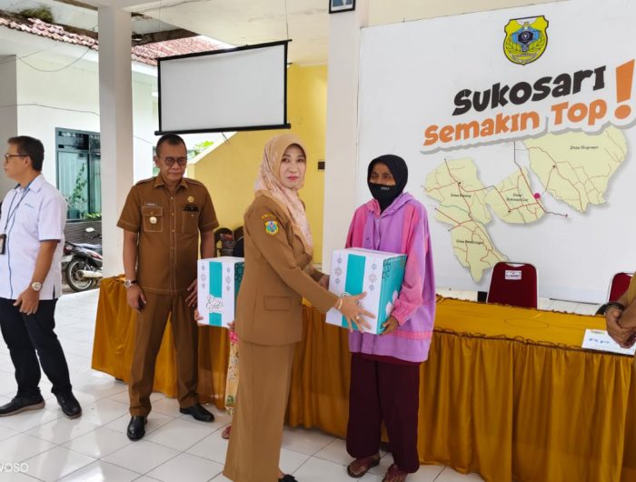 Foto: Pj Sekda Bondowoso, Haeriah Yuliati saat memberikan santunan secara Simbolis.