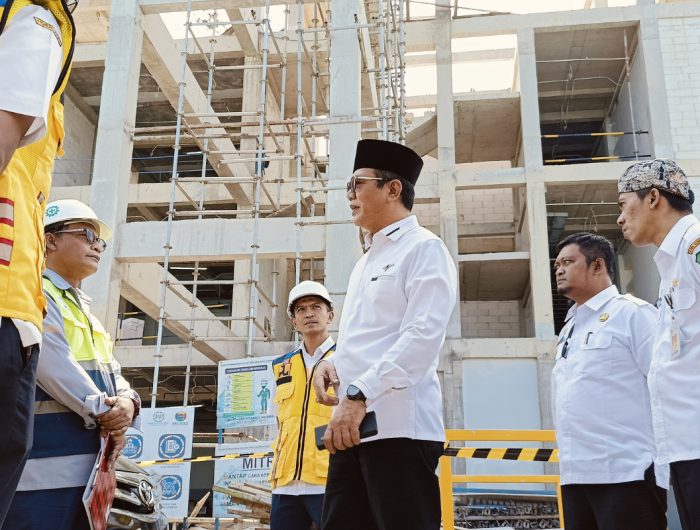 Foto: Ketua DPRD Sumenep, Abdul Hamid Ali Munir, saat sidak ke lokasi proyek pembangunan gedung baru DPRD Sumenep, di Desa Patean, Kecamatan Batuan, Sumenep. Rabu (27 Maret 2024).