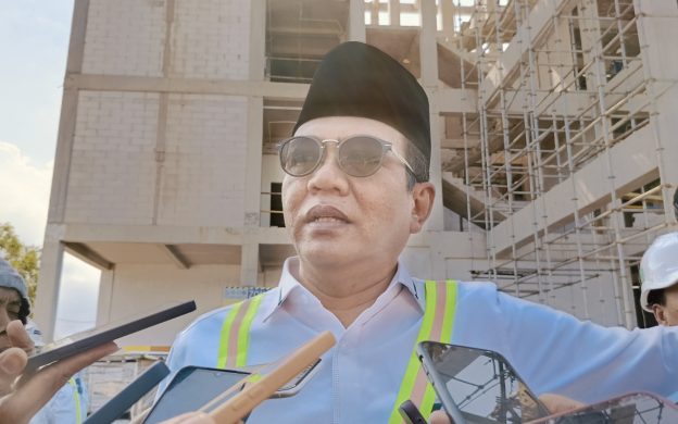 Foto: Ketua DPRD Sumenep, Abdul Hamid Ali Munir, saat sidak ke lokasi proyek pembangunan gedung baru DPRD Sumenep, di Desa Patean, Kecamatan Batuan, Sumenep. Rabu (27 Maret 2024).