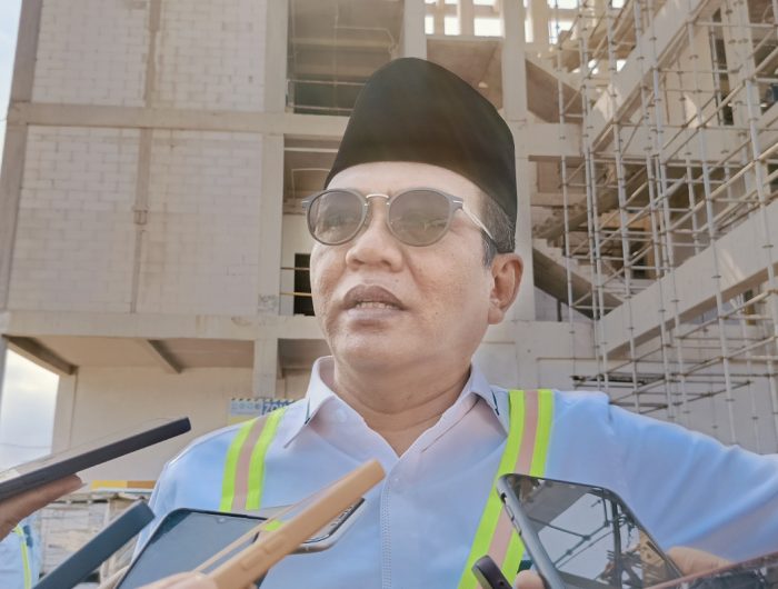 Foto: Ketua DPRD Sumenep, Abdul Hamid Ali Munir, saat sidak ke lokasi proyek pembangunan gedung baru DPRD Sumenep, di Desa Patean, Kecamatan Batuan, Sumenep. Rabu (27 Maret 2024).