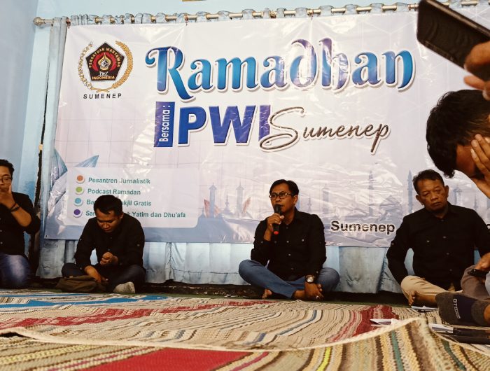 Foto: Ketua PWI Sumenep, M. Syamsul Arifin saat menyampaikan sambutan dalam kegiatan Pesantren Jurnalistik, Kamis (28/3/2024).