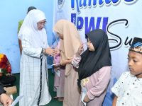 Foto: Wakil Bupati Sumenep Dewi Khalifah saat menyerahkan santunan kepada anak yatim di balai PWI. Kamis (28/3/2024).