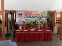 Foto: Pj Bupati Bondowoso, Bambang Soekwanto, saat memberikan sambutan penyerahan bantuan bibit padi varietas Inpari 32 kepada Kelompok tani di 5 Kecamatan.