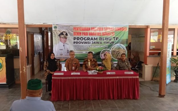 Foto: Pj Bupati Bondowoso, Bambang Soekwanto, saat memberikan sambutan penyerahan bantuan bibit padi varietas Inpari 32 kepada Kelompok tani di 5 Kecamatan.