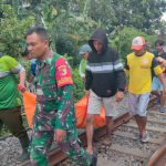 Foto: Proses evakuasi korban tewas tertabrak kereta api, saat melintasi perlintasan tanpa palang pintu di Jalan Dusun Gayam RT 02 RW 25 Desa Rambigundam, Kecamatan Rambipuji, Jember.