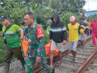 Foto: Proses evakuasi korban tewas tertabrak kereta api, saat melintasi perlintasan tanpa palang pintu di Jalan Dusun Gayam RT 02 RW 25 Desa Rambigundam, Kecamatan Rambipuji, Jember.
