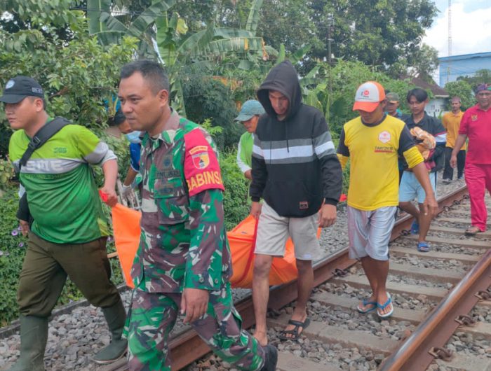 Foto: Proses evakuasi korban tewas tertabrak kereta api, saat melintasi perlintasan tanpa palang pintu di Jalan Dusun Gayam RT 02 RW 25 Desa Rambigundam, Kecamatan Rambipuji, Jember.