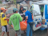 Foto: Proses evakuasi korban tewas tertabrak kereta api, saat melintasi perlintasan tanpa palang pintu di Jalan Dusun Gayam RT 02 RW 25 Desa Rambigundam, Kecamatan Rambipuji, Jember.