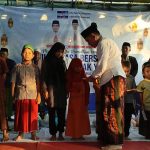 Foto: Ketua DPC Partai Demokrat Sumenep, Indra Wahyudi, saat menyerahkan santunan kepada puluhan anak yatim dalam kegiatan buka bersama seluruh kader. (Foto Istimewa)