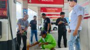 Foto: Unit Tipidter Satreskrim Polres Jember, saat sidak ke SPBU di wilayah Kabupaten Jember, Minggu (31/3/2024) siang.