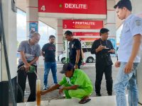 Foto: Unit Tipidter Satreskrim Polres Jember, saat sidak ke SPBU di wilayah Kabupaten Jember, Minggu (31/3/2024) siang.