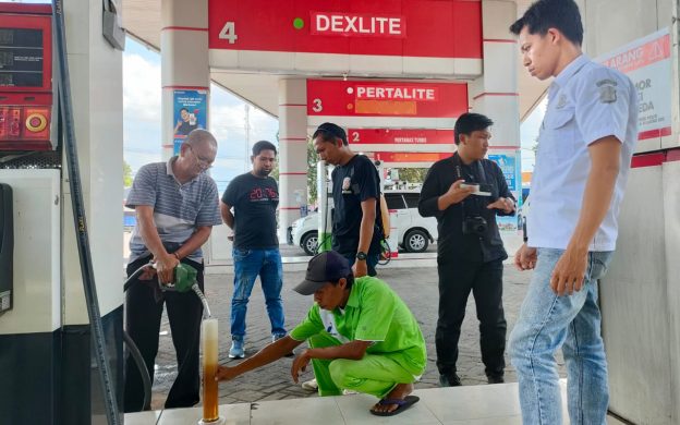 Foto: Unit Tipidter Satreskrim Polres Jember, saat sidak ke SPBU di wilayah Kabupaten Jember, Minggu (31/3/2024) siang.