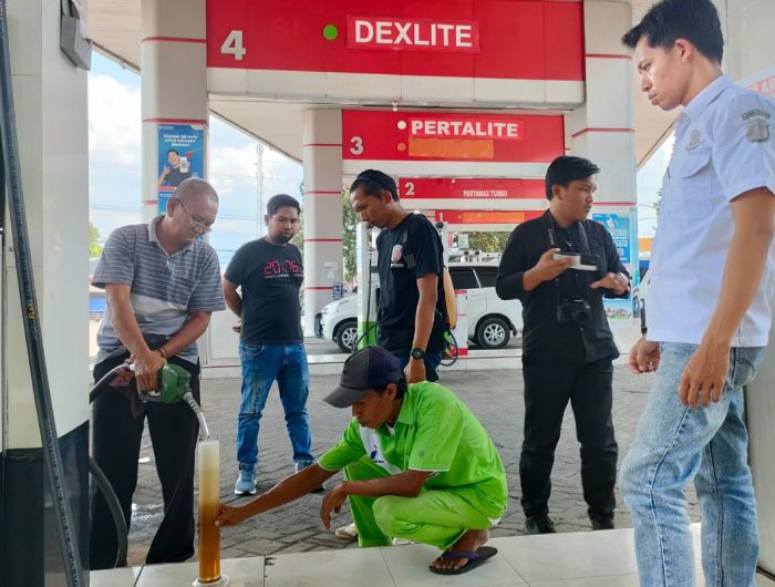 Foto: Unit Tipidter Satreskrim Polres Jember, saat sidak ke SPBU di wilayah Kabupaten Jember, Minggu (31/3/2024) siang.