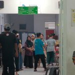Foto: Para korban keracunan takjil gratis berdatangan ke Puskesmas Mayang Jember untuk mendapatkan penanganan medis.