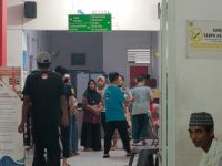 Foto: Para korban keracunan takjil gratis berdatangan ke Puskesmas Mayang Jember untuk mendapatkan penanganan medis.