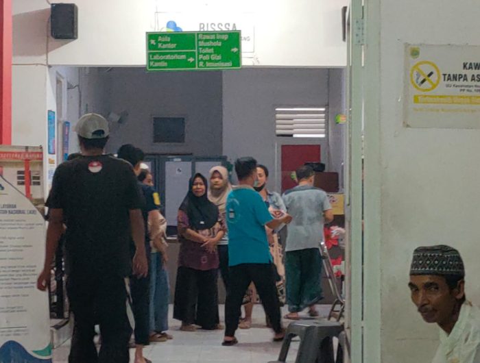 Foto: Para korban keracunan takjil gratis berdatangan ke Puskesmas Mayang Jember untuk mendapatkan penanganan medis.