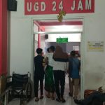 Foto: Para korban keracunan takjil gratis berdatangan ke Puskesmas Mayang Jember untuk mendapatkan penanganan medis.
