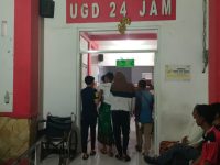 Foto: Para korban keracunan takjil gratis berdatangan ke Puskesmas Mayang Jember untuk mendapatkan penanganan medis.