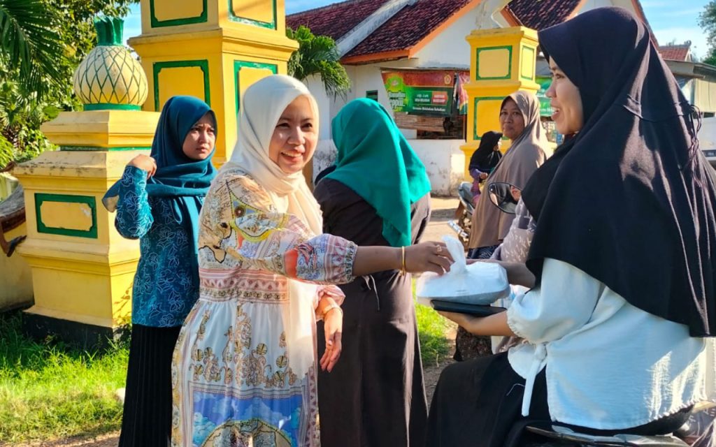 Ngabuburit Ala PKK Romben Guna, Bagikan Takjil Gratis untuk Pengendara