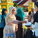 Foto: Kepala Desa Romben Guna, Yunni Nur Fatjrona, bersama TP PKK saat membagikan takjil gratis jelang buka puasa.