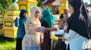 Foto: Kepala Desa Romben Guna, Yunni Nur Fatjrona, bersama TP PKK saat membagikan takjil gratis jelang buka puasa.