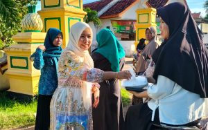 Foto: Kepala Desa Romben Guna, Yunni Nur Fatjrona, bersama TP PKK saat membagikan takjil gratis jelang buka puasa.