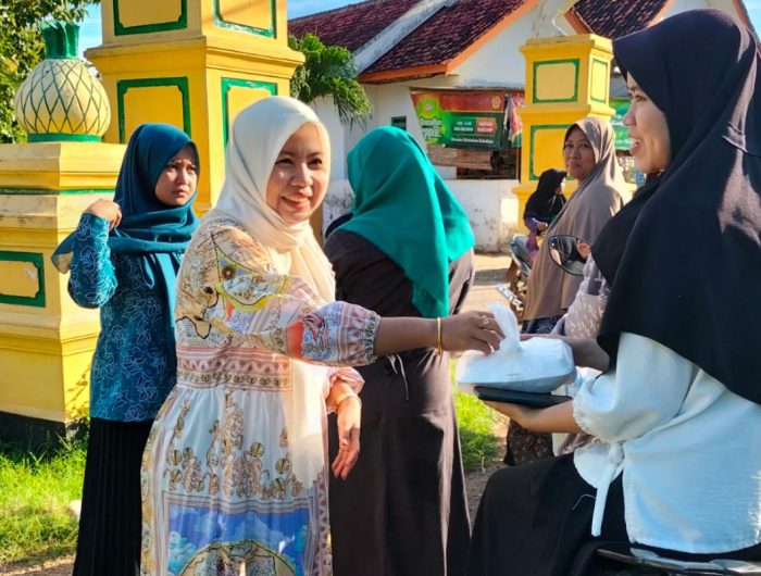 Foto: Kepala Desa Romben Guna, Yunni Nur Fatjrona, bersama TP PKK saat membagikan takjil gratis jelang buka puasa.
