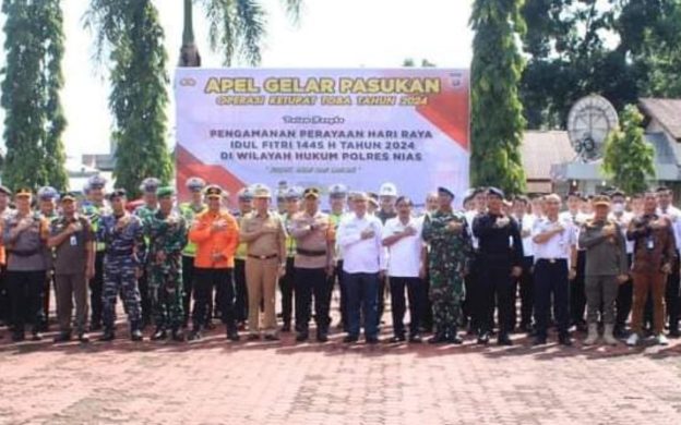 Foto: Kapolres Nias, Wakil Bupati Nias Utara dan perwakilan kepala daerah di wilayah hukum Polres Nias foto bersama usai pelaksanaan apel gelar pasukan.
