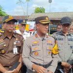 Foto: Kapolres Jember AKBP Bayu Pratama Gubunagi, usai Apel Siaga Operasi Ketupat 2024, di halaman Satpas Satlantas Polres Jember.