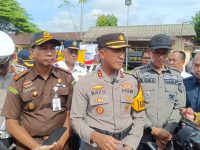 Foto: Kapolres Jember AKBP Bayu Pratama Gubunagi, usai Apel Siaga Operasi Ketupat 2024, di halaman Satpas Satlantas Polres Jember.