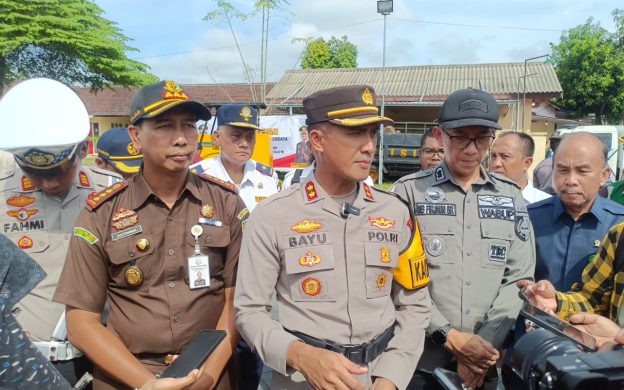 Foto: Kapolres Jember AKBP Bayu Pratama Gubunagi, usai Apel Siaga Operasi Ketupat 2024, di halaman Satpas Satlantas Polres Jember.