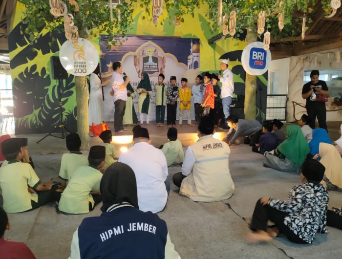 Foto: Pengusaha Muda BPC HIPMI Jember saat menggelar buka puasa bersama anak yatim di wisata Jember Mini Zoo, Kecamatan Kaliwates, Jember, Rabu (3/4/2024).