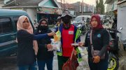 Foto: Pengurus IWO Pamekasan saat bagi-bagi Takjil dan Sembako kepada para buruh cuci, pemulung, warga kurang mampu dan pengguna jalan. Kamis (4/4/2024) sore.