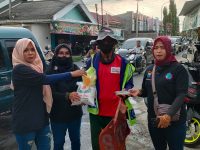 Foto: Pengurus IWO Pamekasan saat bagi-bagi Takjil dan Sembako kepada para buruh cuci, pemulung, warga kurang mampu dan pengguna jalan. Kamis (4/4/2024) sore.