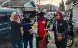 Bulan Penuh Berkah, IWO Pamekasan Bagi-bagi Takjil dan Sembako