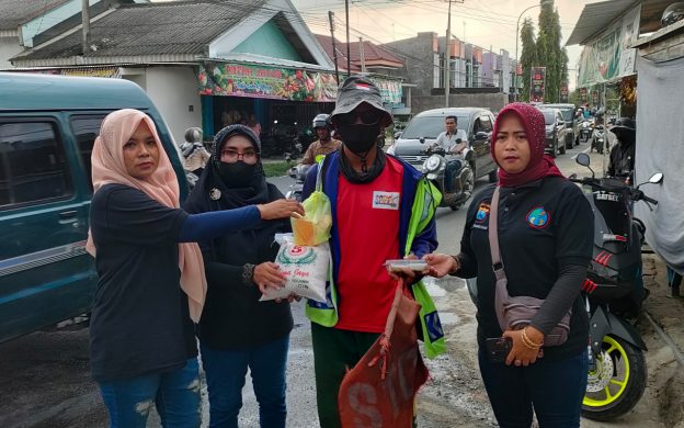 Foto: Pengurus IWO Pamekasan saat bagi-bagi Takjil dan Sembako kepada para buruh cuci, pemulung, warga kurang mampu dan pengguna jalan. Kamis (4/4/2024) sore.
