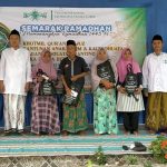 BERBAGI: Foto bersama usai penyerahan santunan semarak Ramadan 1445 H yang digagas Pengurus Ranting NU Desa Lobuk, Kecamatan Bluto, Kabupaten Sumenep.