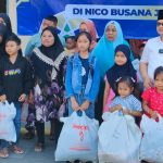 PEDULI: Kepala Desa Sidomulyo Jember, Kamiludin, saat mengajak anak yatim berbelanja baju lebaran Idul Fitri 1445 H.