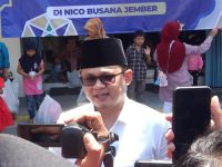 Foto: Ketua Asosiasi Pemerintah Desa Seluruh Indonesia (APDESI) Jember yang juga Kepala Desa Sidomulyo, Kamiludin, saat diwawancarai media.