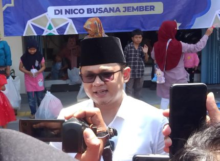 Foto: Ketua Asosiasi Pemerintah Desa Seluruh Indonesia (APDESI) Jember yang juga Kepala Desa Sidomulyo, Kamiludin, saat diwawancarai media.
