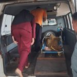 Foto: Proses evakuasi wisatawan asal Gresik usai tersapu ombak besar di Pantai Paseban, Kecamatan Kencong, Kabupaten Jember, Kamis (11/04/2024) sore.