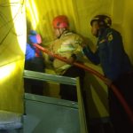 Foto: Tim Pemadam Kebakaran Mako B Pemkab Jember saat berjibaku memadamkan api di Jalan Sumatera, Kelurahan Tegal Boto, Kecamatan Sumbersari, Jember. Senin (22/04/2024) sekitar pukul 02.00 WIB dini hari.