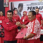 Foto: Bupati petahana Jember, Hendy Siswanto, saat mendaftarkan dirinya sebagai Bakal Calon Bupati (Bacabup) melalui Partai Demokrasi Indonesia Perjuangan (PDIP). Senin (22/04/2024) sore.