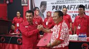 Foto: Bupati petahana Jember, Hendy Siswanto, saat mendaftarkan dirinya sebagai Bakal Calon Bupati (Bacabup) melalui Partai Demokrasi Indonesia Perjuangan (PDIP). Senin (22/04/2024) sore.