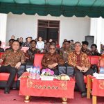 Foto: Bupati Nias, Ya'atulo Gulo (tengah) saat menyaksikan perlombaan Tari Moyo di halaman Kantor Camat Bawolato.