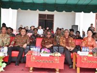 Foto: Bupati Nias, Ya'atulo Gulo (tengah) saat menyaksikan perlombaan Tari Moyo di halaman Kantor Camat Bawolato.