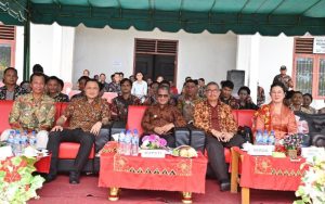Foto: Bupati Nias, Ya'atulo Gulo (tengah) saat menyaksikan perlombaan Tari Moyo di halaman Kantor Camat Bawolato.