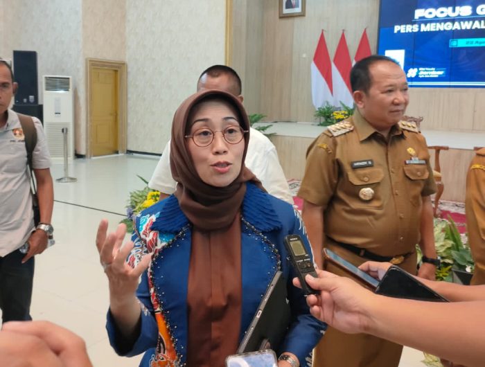 Foto: Ketua Dewan Pers Ninik Rahayu usai mengisi Focus Group Discussion (FGD), di Aula Pendapa Wahyawibawagraha Jember, Senin (22/4/2024).