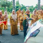 Foto: Direktur Utama BPRS Bhakti Sumekar Hairil Fajar, saat menyerahkan bantuan mobil Lasehat kepada RSUD dr. H. Moh. Anwar Sumenep, disaksikan Bupati H. Achmad Fauzi Wongsojudo, Wabup dan Sekda.